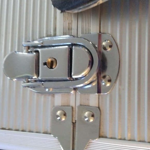 Women's silver makeup trunk carrying case - Picture 8 of 17